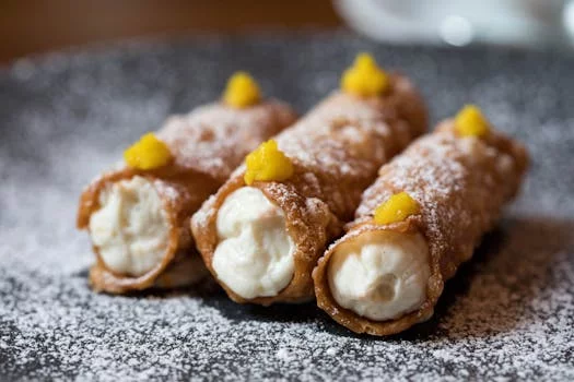 cannoli with ricotta cream filling